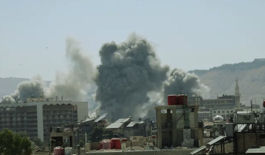 اسرائیل کا دمشق پر بڑا حملہ، صدارتی محل اور وزارت دفاع نشانہ، گولان اور شام کی سرحد پر فوج منتقل کردی