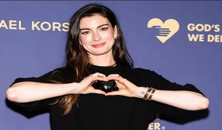 ہالی ووڈ اداکارہ این ہیتھ وے کا دوران انٹرویو