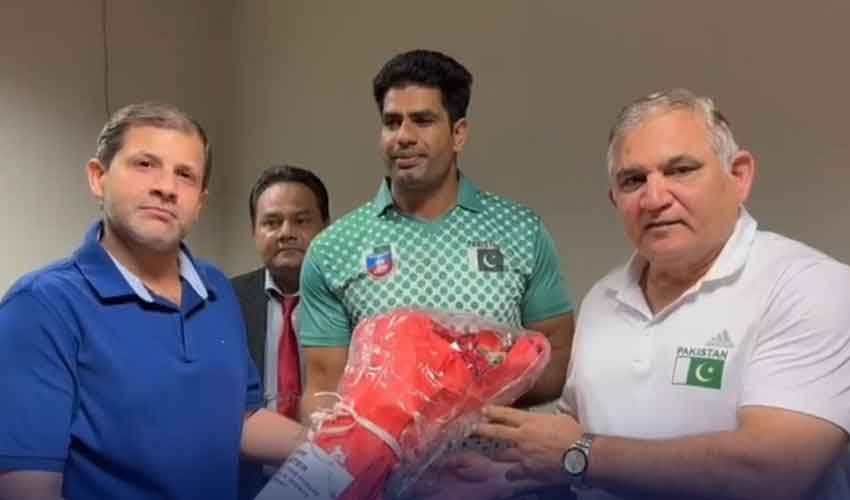 ارشد ندیم کی ایشین چیمپئن شپ میں گولڈ میڈل جیتنے کے بعد وطن واپسی، شاندار استقبال