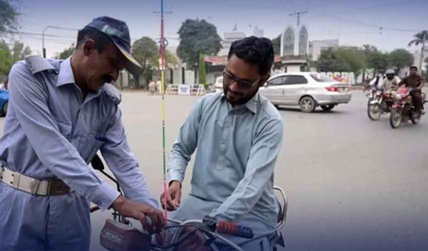 لاہور میں حفاظتی تار نہ لگانے والے موٹر سائیکل سواروں کے خلاف مقدمات درج