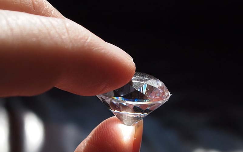 بھارت میں دو دوستوں کو کھیت میں 15 قیراط کا ہیرا مل گیا، قسمت بدل گئی