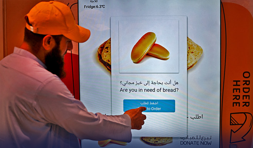 دبئی میں مزدوروں اور ضرورت مندوں کے لیے مفت تازہ کھانے فراہم کرنے والی مشینیں نصب