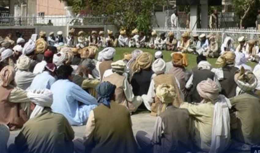 پنچایت نے نوجوان کو بےگناہی ثابت کرنے کیلئے رسی سے باندھ کر گہرے پانی میں اتار دیا،ویڈیو وائرل