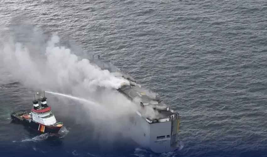 ہزاروں گاڑیوں سے لدے بحری جہاز کو آگ لگ گئی