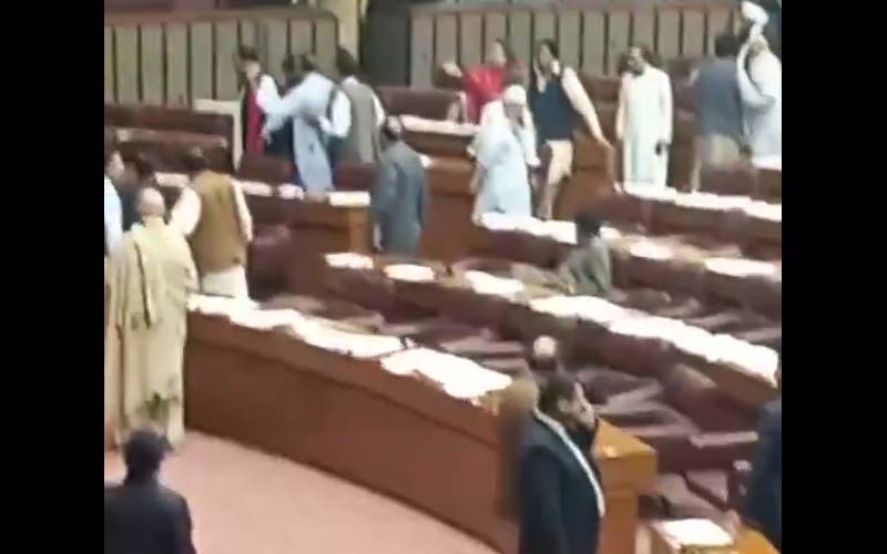 جنید اکبر اور اقبال آفریدی کے درمیان ایوان میں ہاتھا پائی ہو گئی