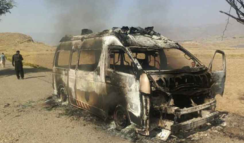 فتنہ الخوارج کی بدترین دہشت گردی، ایمبولینس کو آگ لگا کر زخمی اہلکاروں سمیت جلا دیا