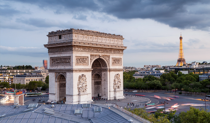 پیرس کے تاریخی قومی یادگار آرک ڈی ٹرومف کے قریب چاقو حملہ،ایک اہلکار زخمی