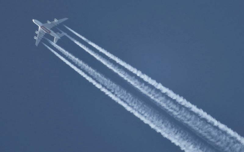 جہاز کے پیچھے آسمان پر نظر آنے والی سفید لکیریں  کیوں بنتی ہیں؟ ماہرین نے سائنسی حقیقت بتادی