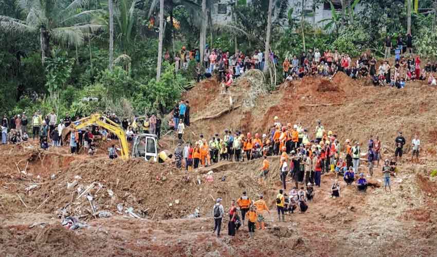 انڈونیشیا کے صوبے جاوا میں لینڈ سلائیڈنگ، 7 افراد جاں بحق، 82 لاپتہ