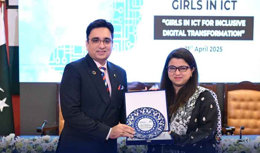 آئی ٹی انڈسٹری کے فروغ اور خواتین کو بااختیار بنانے میں یو ایس ایف کا کلیدی کردار ہے، شزہ فاطمہ خواجہ