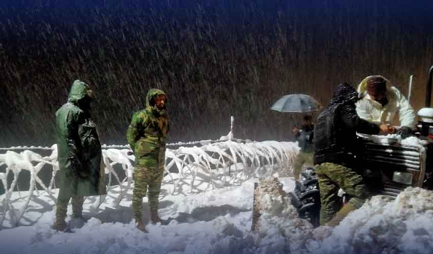 تیراہ میں برفباری کے باعث پھنسے ہوئے آئی ڈی پیز کی منتقلی کیلئے آپریشن جاری