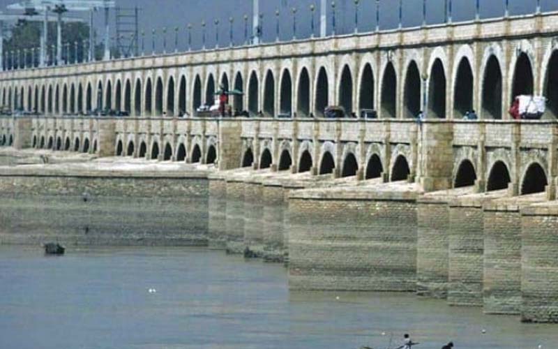 سکھر بیراج کے دروازوں کی تبدیلی کے دوران شگاف پڑ گیا، عارضی پشتے کو مضبوط بنانے کا کام جاری