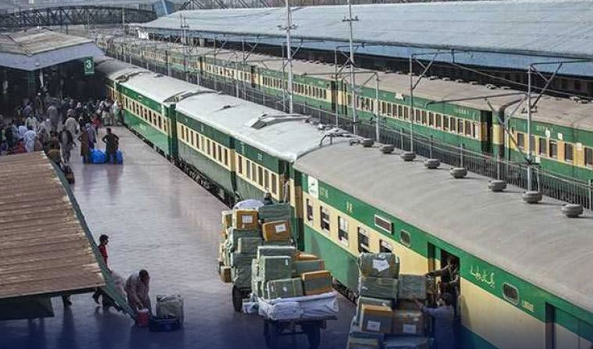 ریلوے برج کا پلر گرنے سے لاہور سے فیصل آباد ٹرین سروس معطل