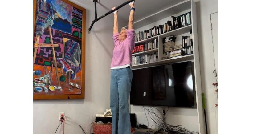 90 سالہ معمر خاتون نے تقریباً 3 منٹ تک لٹک کر نیا ریکارڈ قائم کردیا